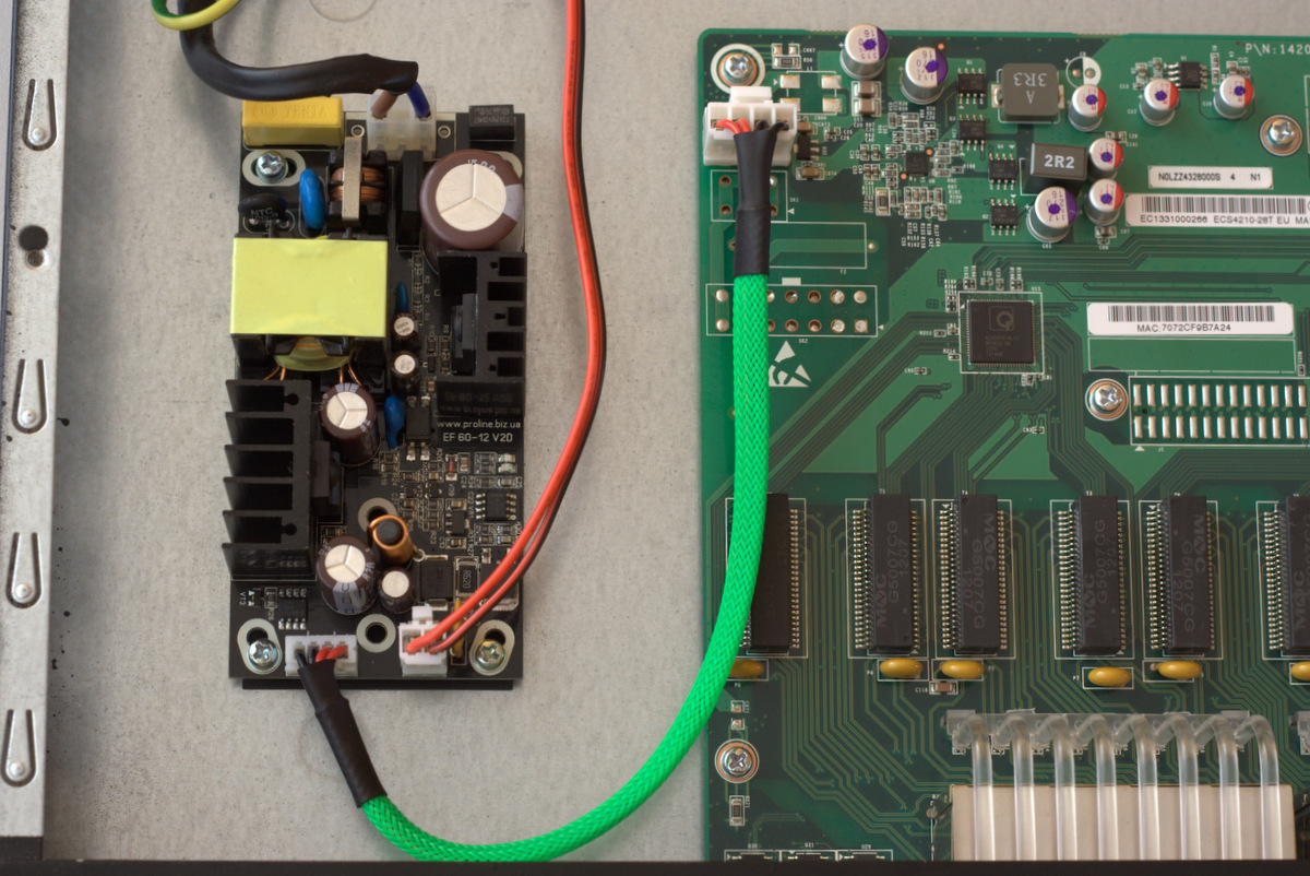 EF6012 вбудований ДБЖ для EdgeCore ECS4210-28T